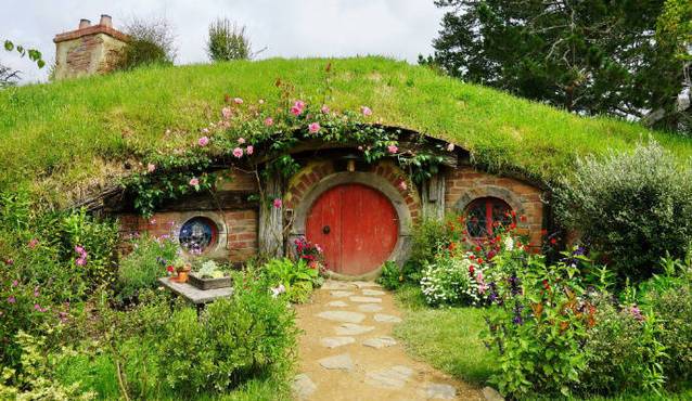 之后被电影制作公司发掘并打造成电影里小矮人的完美家园,这就是电影